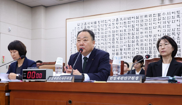 손인혁 헌재 사무처장이 13일 국회에서 열린 법제사법위원회 국정감사에서 의원 질의에 답하고 있다. 2026.10.13 [사진=연합뉴스]