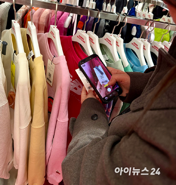 무신사 아울렛에서 고객이 QR 코드로 가격, 제품 정보를 확인하고 있다. [사진=송대성 기자]