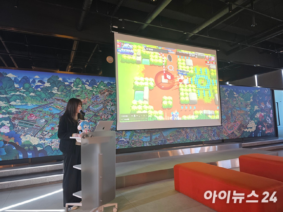 고지희 오븐스매시 PM이 23일 서울 강남 데브시스터즈 사옥에서 열린 '쿠키런: 오븐스매시' 언론 사전 체험회에서 게임을 소개하고 있다. [사진=박정민 기자]