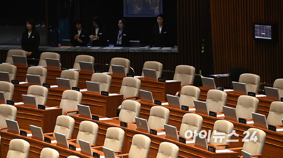 7일 오후 서울 여의도 국회에서 열린 제435회 국회(임시회) 제1차 본회의에서 대한민국헌법 개정안이 국민의힘 의원 불참으로 투표가 불성립 되고 있다. 국민의힘 의원들의 자리가 비어 있다. [사진=곽영래 기자]