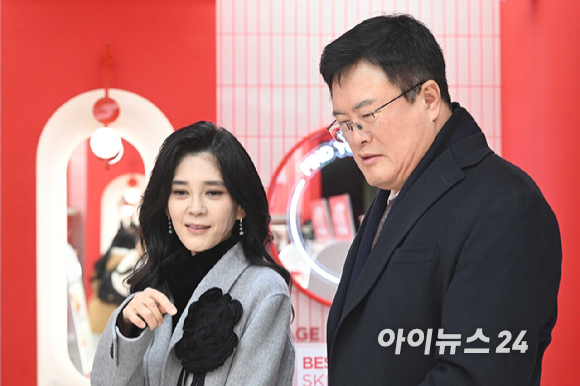 이부진 한국방문의해위원회 위원장 겸 호텔신라 대표이사와 김대현 문화체육관광부 2차관이 2026 코리아그랜드세일 개막일인 17일 오전 서울 중구 에잇세컨즈 매장을 찾아 현장점검을 하고 있다. [사진=정소희 기자]