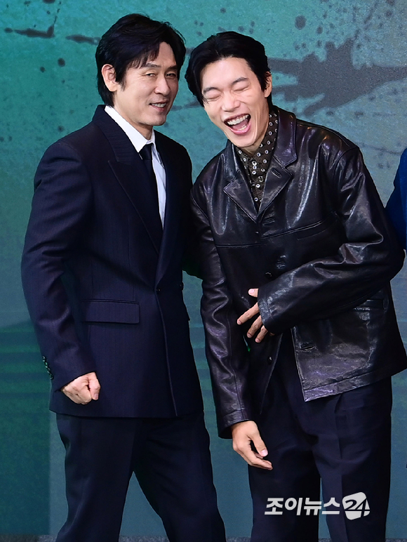 배우 설경구와 류준열이 20일 오전 서울 마포구 호텔 나루 서울 엠갤러리에서 열린 넷플릭스 시리즈 '들쥐' 제작발표회에 참석하고 있다.
