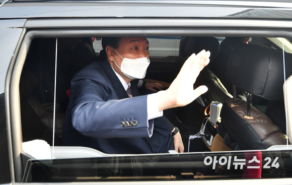 윤석열 국민의힘 대선 후보가 10일 오전 인천역 앞 광장에서 산업화&middot;교역일번지 인천지역 공약 발표를 마친 후 시민들과 주먹인사를 하고 있다. [사진=김성진 기자]