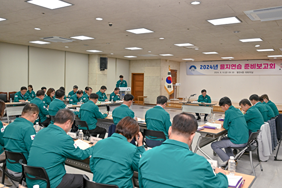 전진선 군수가 군청 대회의실에서 2024년 을지연습 준비보고회를 하고 있다. [사진=양평군]