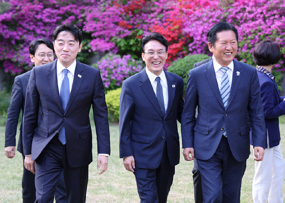 김민석 국무총리(가운데)가 22일 서울 종로구 삼청동 총리공관에서 열린 고위당정협의회에서 더불어민주당 정청래 대표, 강훈식 대통령 비서실장과 기념 촬영을 마친 뒤 이동하고 있다. 2026.4.22 [사진=연합뉴스]