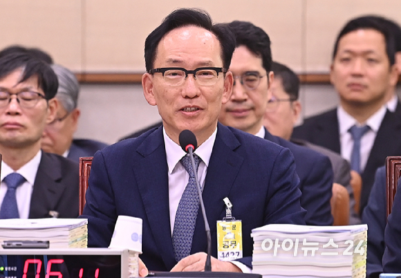 김대웅 서울고등법원장이 16일 서울 여의도 국회에서 열린 법제사법위원회의 서울고등법원 등에 대한 국정감사에서 질의에 답변하고 있다. [사진=곽영래 기자]