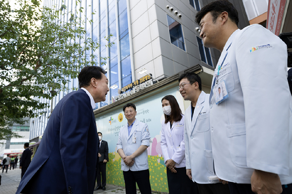 윤석열 대통령이 지난달 서울 성북구 성북 우리아이들병원을 찾아 의료진과 대화하고 있다. 사진은 대통령실 제공. [사진=뉴시스]