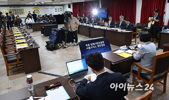 추미애 국회 법제사법위원회 위원장이 1일 경기도 의왕시 서울구치소에서 열린 현장검증에서 모두발언을 하고 있다. 이날 법사위는 윤석열 전 대통령 수감 중 특혜 제공 여부를 확인하고 특검 출석 요구 당시 윤 전 대통령이 옷을 벗고 버티는 과정이 있었는지 여부를 CCTV 등 영상기록 열람을 통해 확인할 예정이다. [사진=국회사진기자단]