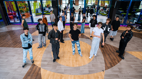 '산토스 브라보스' 참가자 단체 이미지 [사진=하이브 레이블즈]