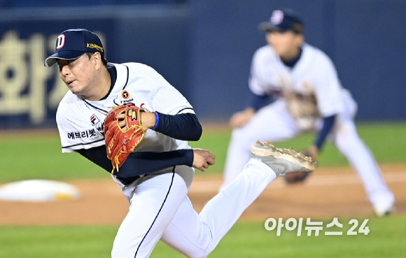 1일 오후 서울 잠실야구장에서 '2021 신한은행 SOL KBO리그' 키움 히어로즈와 두산 베어스의 와일드카드 결정전 1차전이 진행됐다. 두산 이영하가 8회초 마운드에 올라 투구하고 있다.