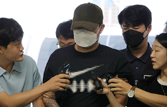 대전 교제살인 사건 피의자 A(20대)씨가 경찰에 체포돼 대전서부경찰서로 들어서고 있다. 2025.8.5 [사진=연합뉴스]