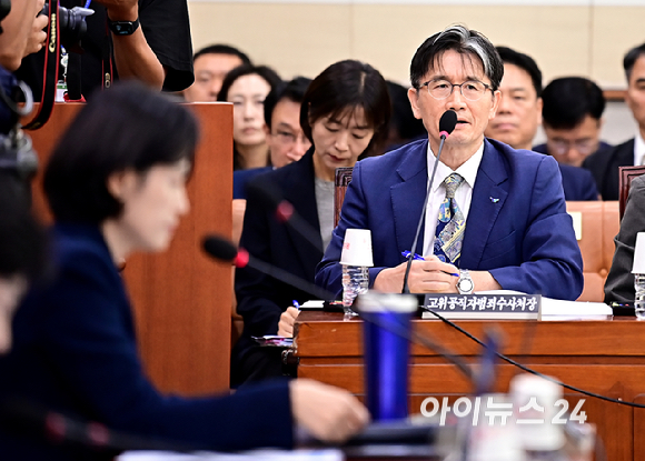 오동운 고위공직자범죄수사처장이 23일 오전 서울 여의도 국회에서 열린 법제사법위원회 전체회의에서 의원 질의에 답하고 있다. [사진=곽영래 기자]