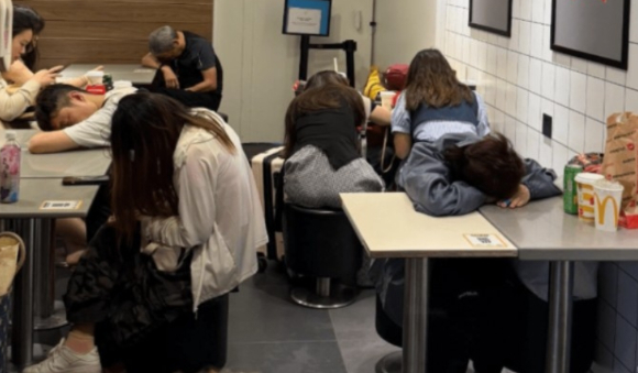 중국 젊은 세대 사이에서 적은 비용으로 최대 효율을 추구하는 '특수부대식 여행'(Special Forces-style travel)이 유행하고 있다. 사진은 중국 관광객들. [사진=X 갈무리 ]