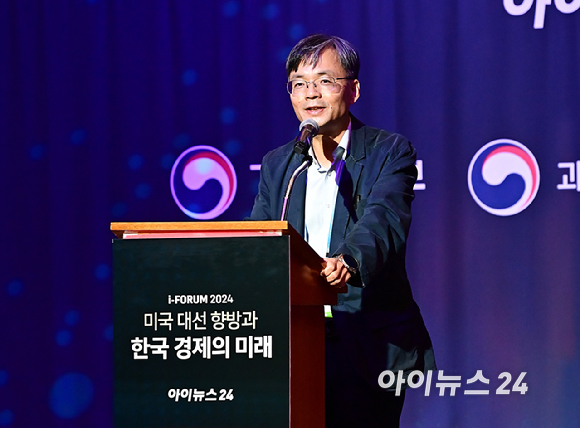 매년 하반기에 주요 이슈를 진단하고 대응 방안을 논의하는 '아이포럼 2024'가 '미국 대선 향방과 한국 경제의 미래' 라는 주제로 23일 서울 중구 롯데호텔 크리스탈볼룸에서 열렸다.조철 산업연구원 선임연구위원이 '산업별 대응 전략 : 자동차∙배터리' 주제로 강연을 하고 있다. [사진=곽영래 기자]