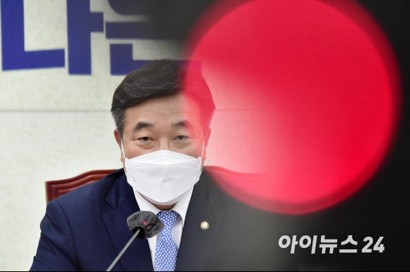 윤호중 더불어민주당 원내대표가 28일 서울 여의도 국회에서 열린 원내대책회의에서 모두발언을 하고 있다.