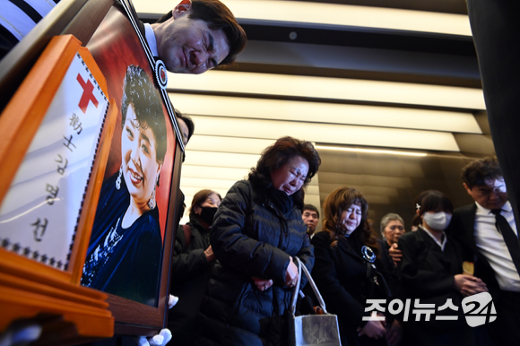 11일 오전 서울 동작구 흑석동 중앙대학교병원 장례식장에서 열린 고(故) 현미(본명 김명선)의 발인식에서 고인의 조카 배우 한상진이 영정사진을 들고 슬픔에 잠겨 있다. [사진=김성진 기자]