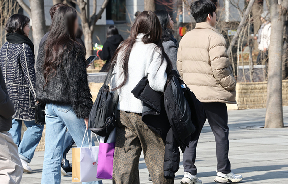 낮과 밤의 길이가 같아진다는 절기상 춘분(春分)을 하루 앞둔 지난 19일 서울 종로구 청계천에 산수유가 피어있다. [사진=연합뉴스]