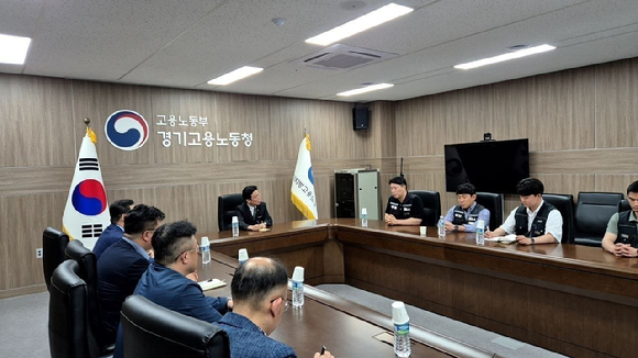 김영훈 고용노동부 장관(가운데)이 20일 수원 경기고용노동청에서 삼성전자 노사와 협상을 진행하고 있다. 왼쪽이 삼성전자 인사 담당 임원들, 오른쪽이 삼성전자 노조 관계자들. [사진=고용노동부]