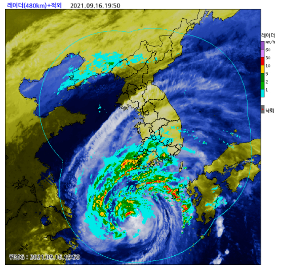 태풍 ‘찬투’가 서귀포 남남서쪽 해상에서 북동진하면서 제주도를 중심으로 많은 비가 내릴 전망이다. [사진=기상청]