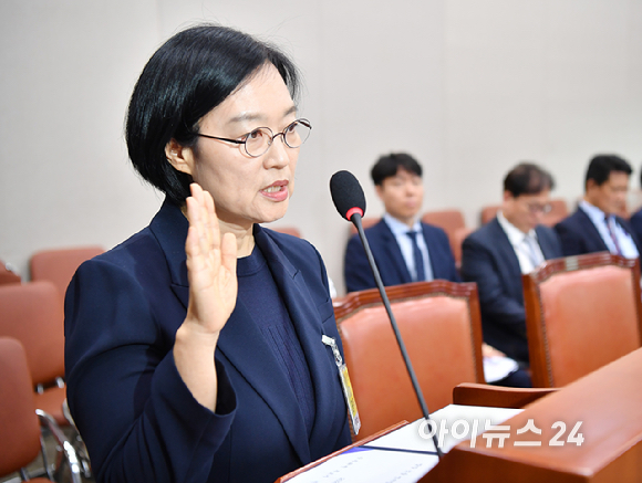 한성숙 중소벤처기업부 장관 후보자가 15일 오전 서울 여의도 국회 산업통산자원중소벤처기업위원회에서 열린 인사청문회에서 선서를 하고 있다. [사진=곽영래 기자]