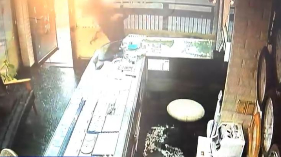 SK하이닉스 주식을 사준 부모에게 효도를 한다고 말하며 금은방 내 물건을 고르다 돌연 둔기로 진열대를 부수고 금팔찌를 훔친 일당이 경찰에 붙잡혔다. 사진은 금은방 진열대를 망치로 내려치고 있는 B군 모습. [사진=MBC 보도화면 캡처]