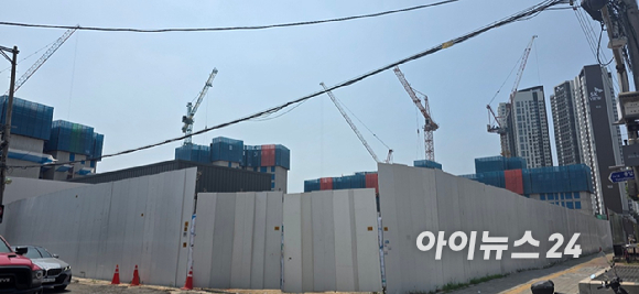 10일 서울 마포구 공덕동 마포자이힐스테이트 라첼스 공사현장 전경. [사진=이수현 기자]