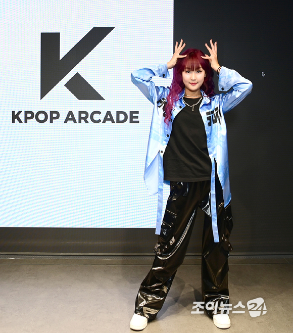크리에이터 춤추는나율이 15일 서울 성수동 통일타워에 위치한 '케이팝 아케이드'(KPOP ARCADE)에 방문해 대표 프로그램 '비 더 아이돌'(Be The IDOL) 클래스 체험을 하고 있다. [사진=정소희 기자]