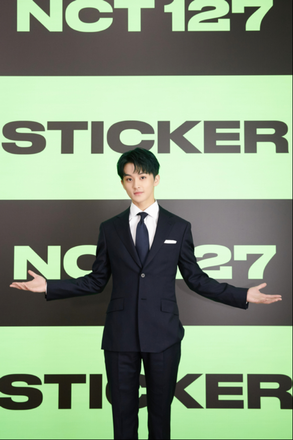 그룹 NCT 127 마크가 17일 오전 온라인으로 진행된 정규 3집 앨범 '스티커(Sticker)' 발매 기자간담회에서 포토타임을 갖고 있다. [사진=SM엔터테인먼트]