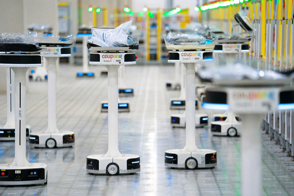 대구 FC에서 소팅봇들이 배송지별 상품을 분류하고 있는 모습. [사진=쿠팡]