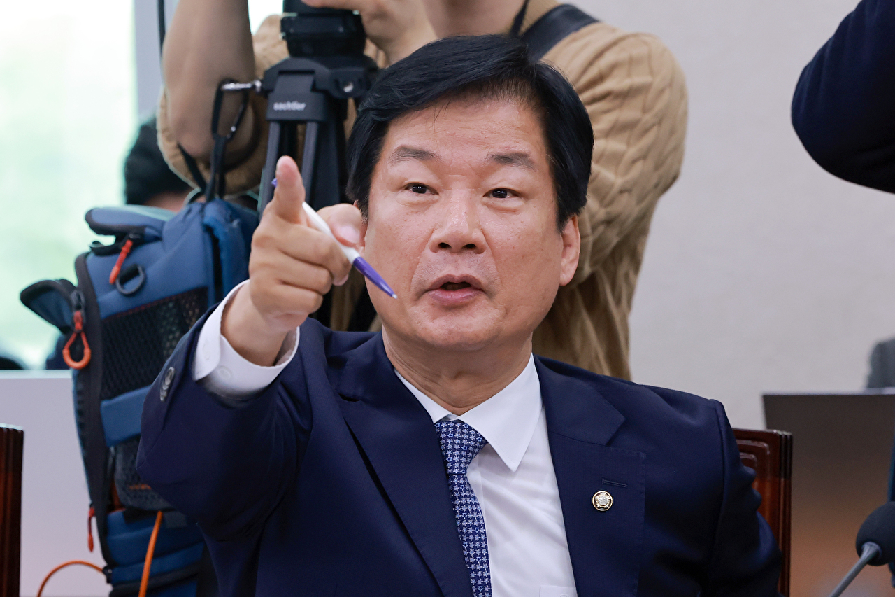26일 국회 법제사법위원회에서 열린 법무부, 고위공직자범죄수사처, 대법원(법원행정처) 등에 대한 종합감사에서 국민의힘 김민전 의원이 민주당 법사위원 등 의원들을 언급하며 질의한 것과 관련해 여야 의원들이 설전을 벌이고 있다. 2026.10.26 [사진=연합뉴스]
