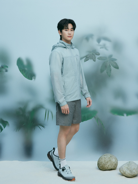 배우 김수현이 브랜드 화보 촬영에서 포즈를 취하고 있다. [사진=아이더]