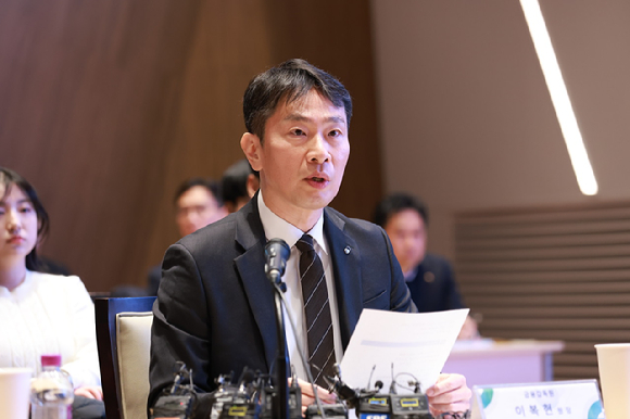 이복현 금융감독원장이 6일 오전 한국거래소 컨퍼런스홀에서 열린 '한국 증시 활성화를 위한 열린 토론'에서 발언하고 있다. [사진=금융감독원]