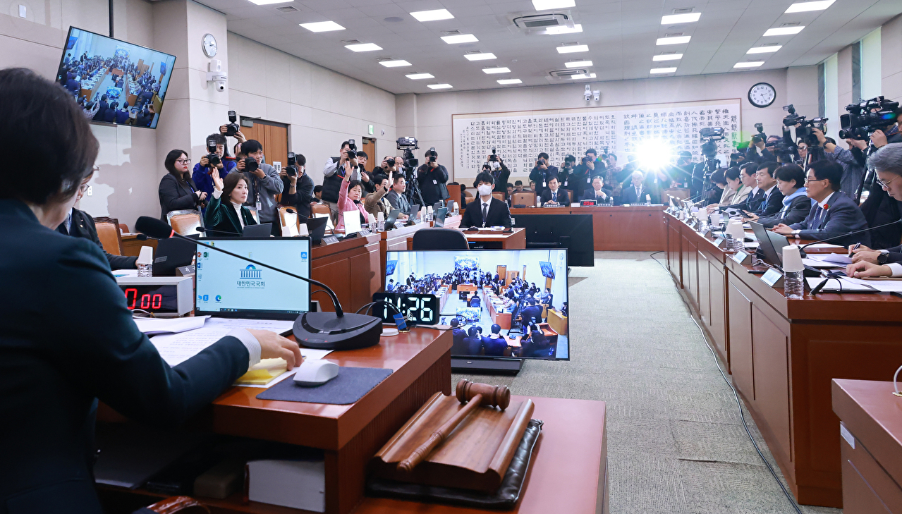 국회 법제사법위원회 소속 국민의힘 나경원 의원 등 야당 법사위원들이 7일 국회 법사위 전체회의에서 2차 종합특검법안 등 안건 상정에 대해 거수로 반대에 투표하고 있다. 2026.1.7 [사진=연합뉴스]