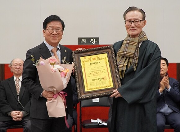 박병석 더불어민주당 의원(대전 서갑)이 3일 국회박물관 대강당에서 열린 국정감사 국리민복상 시상식에서 우수 국회의원에게 주는 국리민복상을 받았다.[사진=의원실]