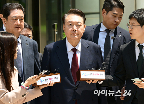 내란 우두머리 혐의로 기소된 윤석열 전 대통령이 12일 서초구 서울중앙지법에서 열린 세 번째 공판에서 점심 식사를 위해 차량으로 이동하고 있다. [사진=사진공동취재단]