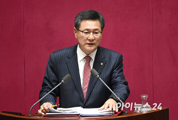 이헌승 국민의힘 의원이 12일 서울 여의도 국회에서 열린 본회의에서 은행법 일부개정법률안에 대한 무제한 토론(필리버스터)을 하고 있다. [사진=곽영래 기자]