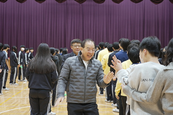 하윤수 부산광역시교육감이 학생들과 아침체인지 활동에 참여하고 있다. [사진=부산광역시교육청]