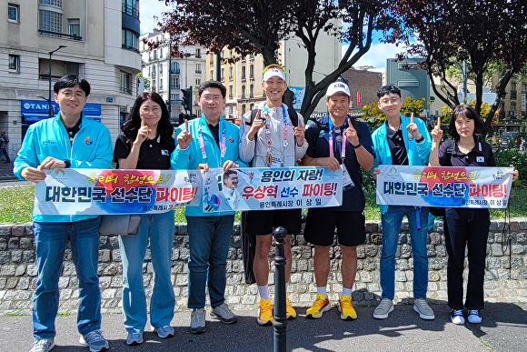 이상일 용인특례시장은 지난 7일(현지시각) 파리 올림픽 높이뛰기 예선을 통과한 우상혁 선수를 현지에서 응원하고 격려했다. [사진=용인특례시]