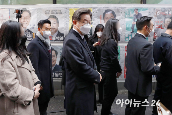 이재명 더불어민주당 대선 후보가 4일 서울 중구 소공동 주민센터에서 제20대 대통령선거 사전투표를 하기 위해 줄을 서고 있다. [사진=국회사진취재단]