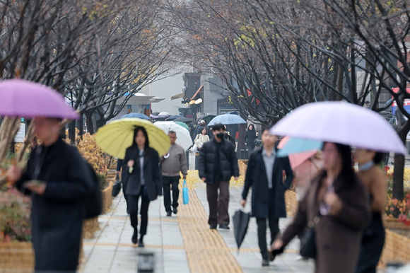 서울 종로구 광화문네거리에서 우산을 쓴 시민들이 이동하고 있다. [사진=연합뉴스]