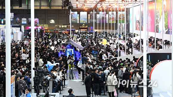 13일 부산 해운대구 벡스코에서 열린 국제게임전시회 '지스타 2025'에서 참관객들이 게임 체험을 위해 줄을 서고 있다. [사진=곽영래 기자]
