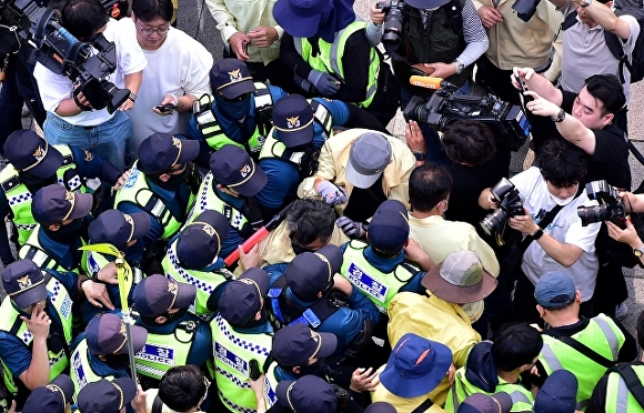 지난해 대구퀴어문화축제 당시 대구시가 '행정대집행'과정에서 경찰과 대치하고 있다. [사진=뉴시스]