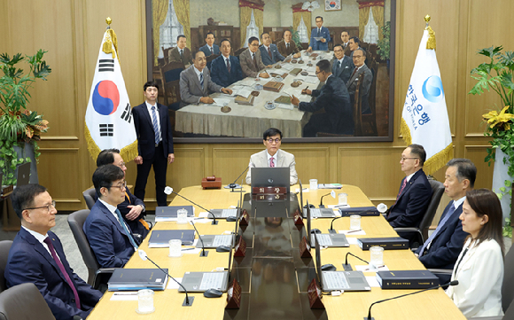 이창용 한국은행 총재가 10일 오전 서울 중구 한국은행에서 열린 금융통화위원회 본회의를 주재하고 있다. [사진=사진공동취재단]