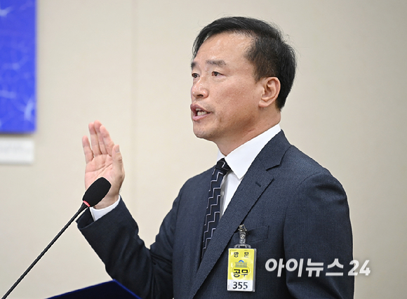 김종철 방송미디어통신위원회 위원장 후보자가 16일 서울 여의도 국회에서 열린 인사청문회에서 선서를 하고 있다. [사진=곽영래 기자]