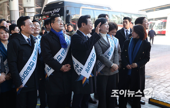 이재명 더불어민주당 대표가 24일 오전 서울 서초구 반포동 고속터미널에서 시민들에게 설 귀성 인사를 하고 있다. [사진=곽영래 기자]