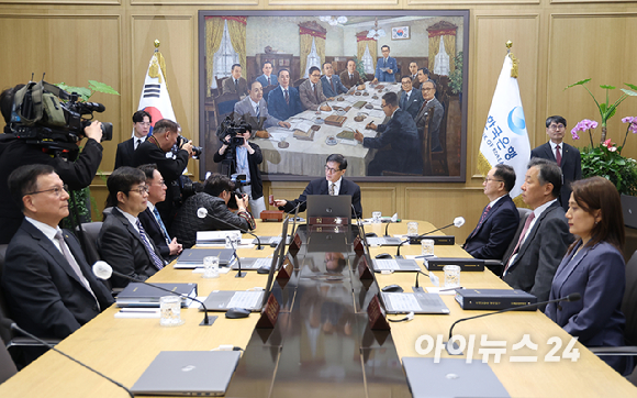 이창용 한국은행 총재가 10일 서울 중구 한국은행 본관에서 열린 금융통화위원회 본회의를 주재하고 있다. 2026.04.10 [사진=사진공동취재단]