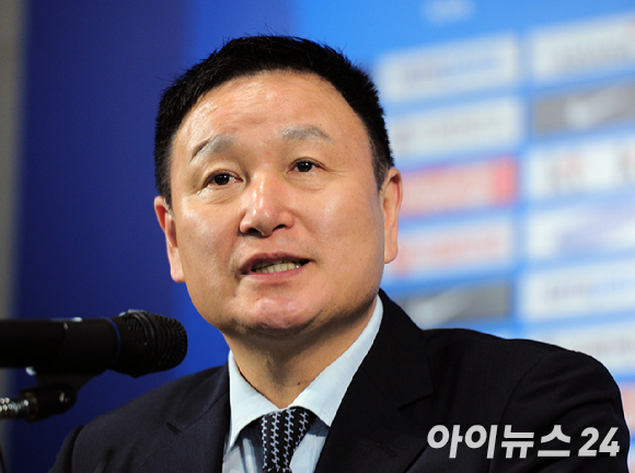 지난 2010년 남아공 월드컵 16강 진출에 성공한 뒤 귀국 환영회 자리에서 이야기를 나누고 있는 박지성(왼쪽)과 이영표. [사진=연합뉴스]