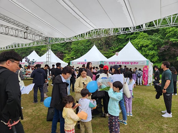 지난 5일 경기도 이천시 서희테마파크에서 진행된 어린이날 행사에 참여한 어린이들이 부스 체험을 위해 기다리고 있다. [사진=이천시]