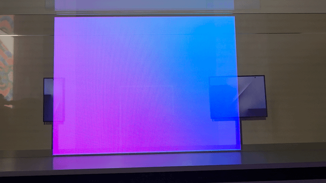 지난달 'APEC 2025' 기간 중 'K-테크 쇼케이스'에서 전시된 '갤럭시Z 트라이폴드'. [사진=박지은 기자]