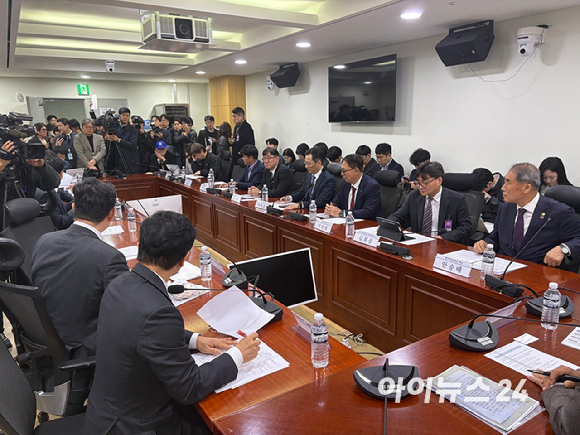 20일 서울 영등포구 국회 의원회관에서 개최된 '유가급등에 따른 대책 마련을 위한 정유업체 4사 공개 간담회' 모습 [사진=이한얼 기자]